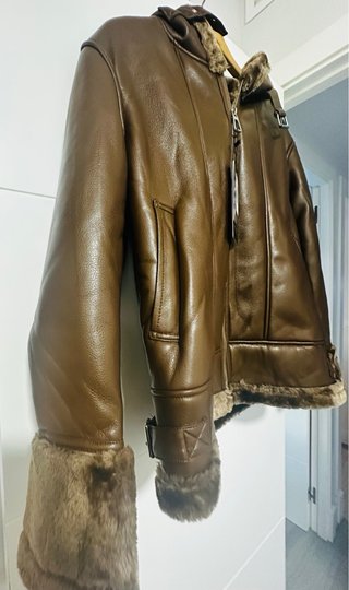 Parka de piel con capucha