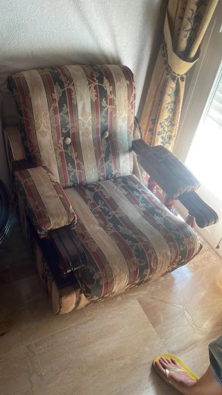 2 sillones madera tapizados en tela elegante