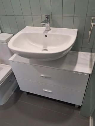 Mueble de lavabo blanco y metal
