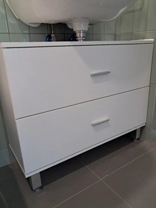 Mueble de lavabo blanco y metal