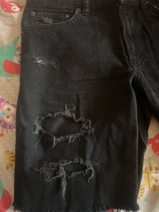 Pantalón vaquero negro desgastado