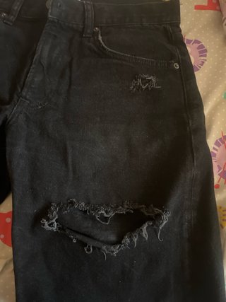 Pantalón vaquero negro desgastado