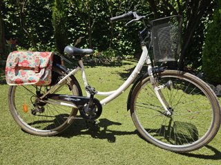 Bicicleta de paseo City 40 como nueva con alforjas