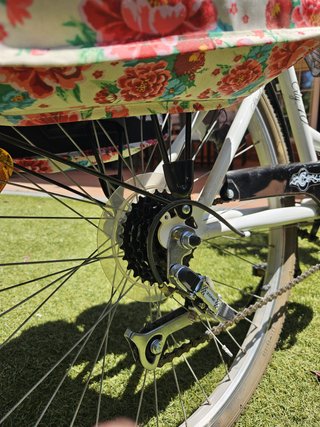 Bicicleta de paseo City 40 como nueva con alforjas