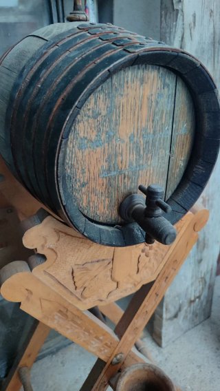 Barril de vino de madera con soporte