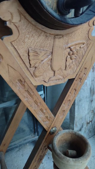 Barril de vino de madera con soporte