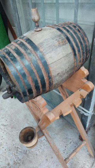 Barril de vino de madera con soporte