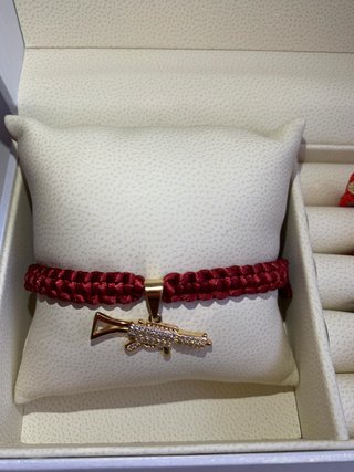 Pulsera Roja con Arma Dorada y Diamantes