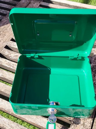 Caja de dinero verde con asa
