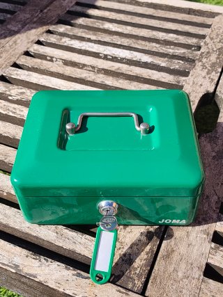 Caja de dinero verde con asa