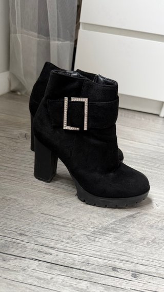 Pack de calzado: Botas, sandalias y chanclas