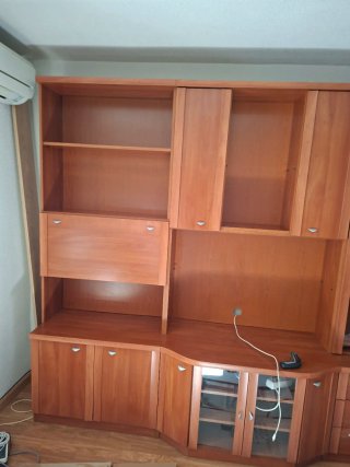 Mueble de salón madera y vidrio.