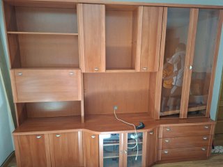 Mueble de salón madera y vidrio.