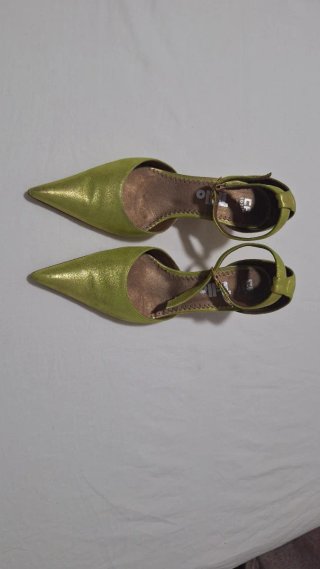 Zapatos de fiesta verdes y dorados