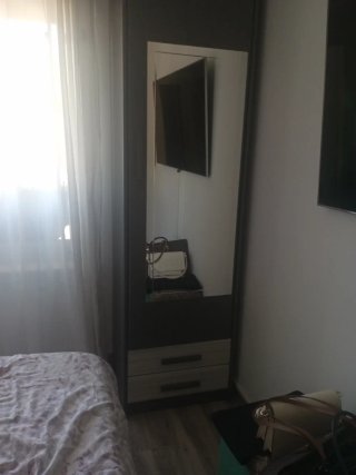 Habitación Matrimonio: Canapé, Armario y Mesillas