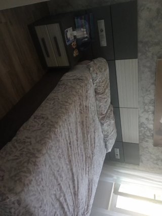 Habitación Matrimonio: Canapé, Armario y Mesillas