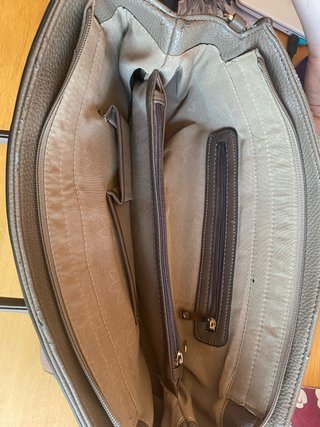 Bolso gris con detalles dorados