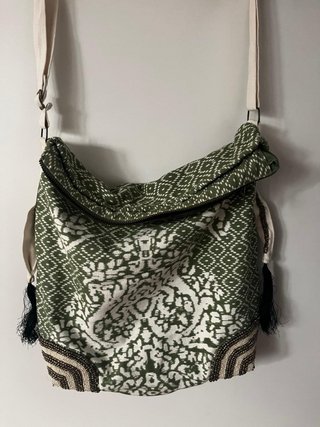 Bolso tela verde con cremallera y abalorios