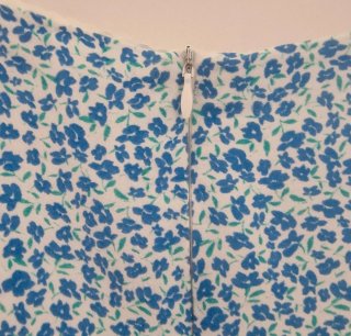 Minifalda floral azul y blanco