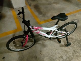 Bicicleta infantil blanca y rosa