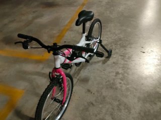 Bicicleta infantil blanca y rosa