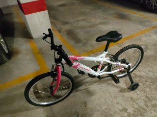 Bicicleta infantil blanca y rosa