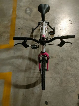 Bicicleta infantil blanca y rosa
