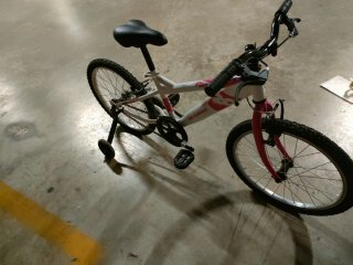 Bicicleta infantil blanca y rosa