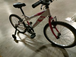 Bicicleta infantil blanca y rosa