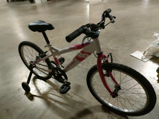 Bicicleta infantil blanca y rosa