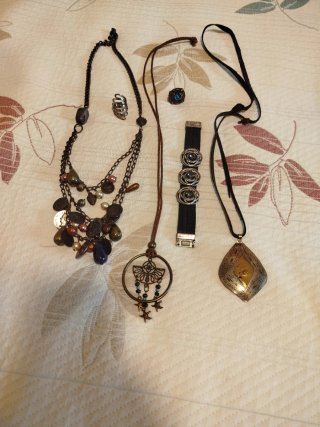 Lote de bisutería: collares y anillos