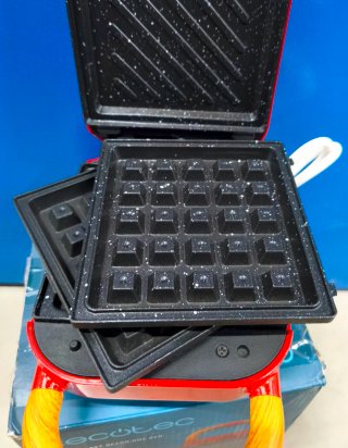 Cecotec sandwichera One Retro Red