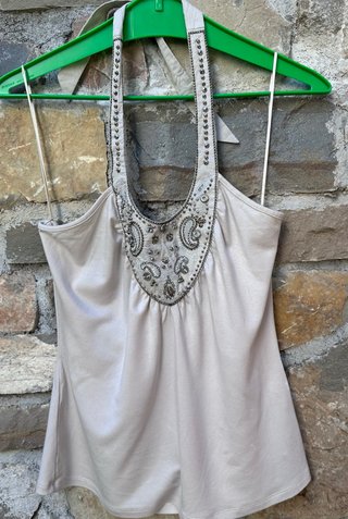 Top beige con pedrería talla 44