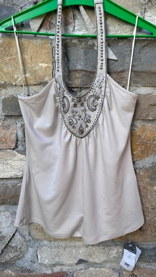 Top beige con pedrería talla 44