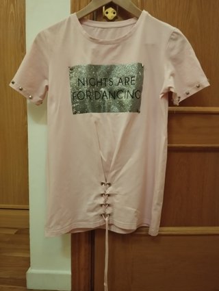 Camiseta rosa con estampado plateado
