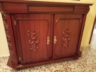 Taquillón antiguo de madera con mármol
