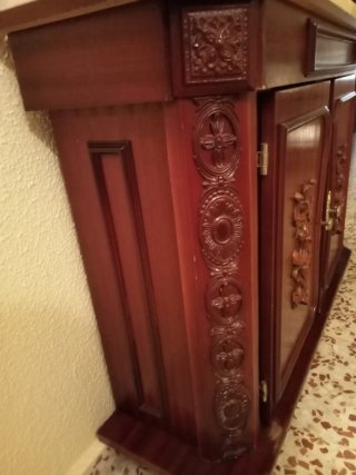Taquillón antiguo de madera con mármol