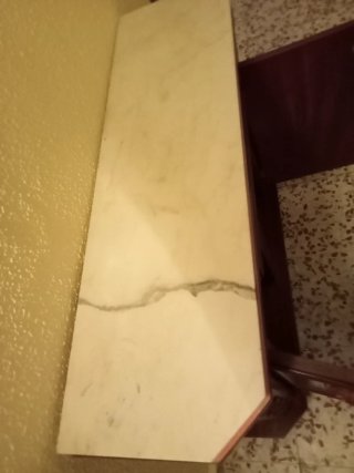 Taquillón antiguo de madera con mármol