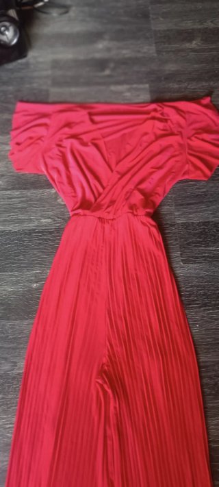 Mono rojo elegante palazzo