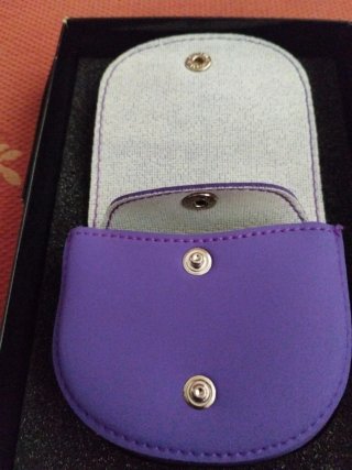 Llavero, monedero y bolígrafo morado