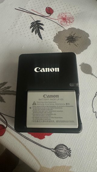 Canon EOS 500D (Rebel T1i) + Objetivo 18-55 IS + B