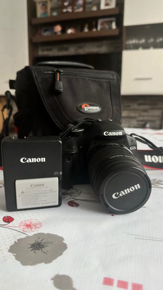 Canon EOS 500D (Rebel T1i) + Objetivo 18-55 IS + B