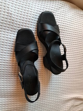 Sandalias de tacón negras.