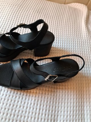 Sandalias de tacón negras.