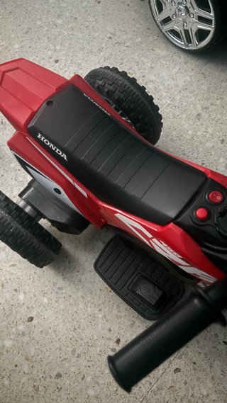 Moto Eléctrica Honda Roja y Blanca