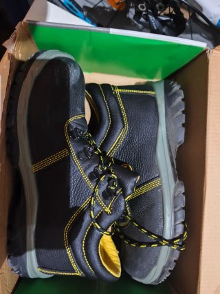 Zapatos de trabajo negros y amarillos