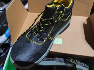 Zapatos de trabajo negros y amarillos