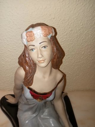 Figura femenina de porcelana