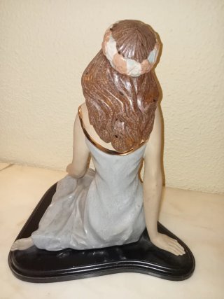 Figura femenina de porcelana