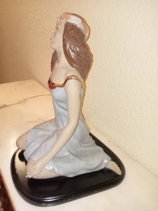 Figura femenina de porcelana